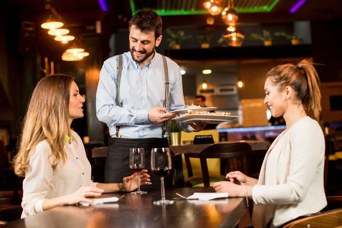 Gedragsanalyse: waarom mensen obers helpen in restaurants