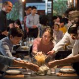 Mensen die in restaurants altijd zelf opruimen tonen volgens de psychologie zeven opvallende persoonlijkheidskenmerken